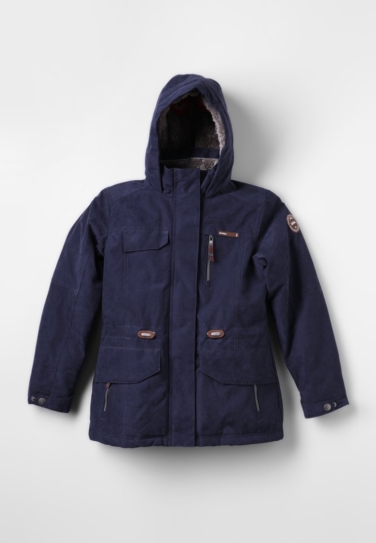 Veste d'hiver bleu marine avec capuche, doublure en polaire, plusieurs poches avant, fermetures éclair et boutons, et un écusson sur la manche gauche.