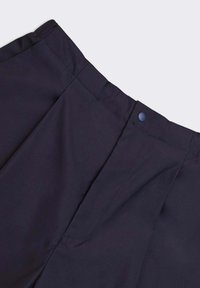 Pantaloni blu navy con una texture liscia, caratterizzati da pinces e una chiusura con bottone in vita. Design minimalista, senza motivi o accenti.