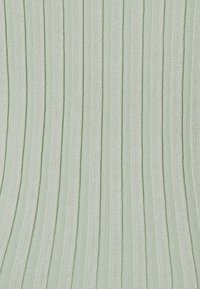 Tejido de color verde claro con relieve, de rayas verticales que presentan un acabado texturizado y líneas alternas más gruesas y más delgadas.