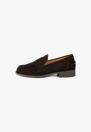 Mocasin de ante marrón con puntera redondeada, tira decorativa al estilo penny, detalles de costura y un bajo tacón de goma texturizada.