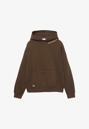 Hnědá mikina s kapucí, dlouhými rukávy a přední kapsou. Na rameni je žlutý nápis "neseď zpět teď" a dva srdcové akcenty.