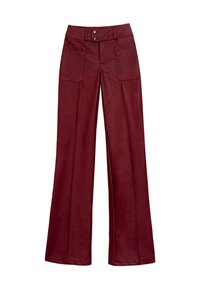 Pantalones de imitación cuero burdeos de pierna ancha con cintura alta, dos bolsillos frontales y cierre de dos botones. Textura lisa y diseño ajustado.