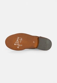 Suela de zapato de cuero marrón con una superficie texturada, logo en blanco, tamaño 37 impreso encima del logo y una tapa de tacón gris suave.