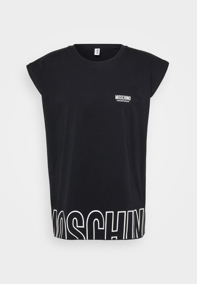 Juodas medvilninis marškinėlis su rankovėmis, kuriame yra balta "Moschino Underwear" logotipas ant krūtinės ir didelis tekstas ant apykaulio.