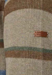 Wollpullover mit vertikalen Streifen in Beige, Braun, Grün und Blau. Enthält ein kleines braunes Lederetikett mit "Authentic Clothing REDMOND."
