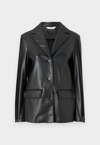 Svart fusk läder blazer med snedskuren krage, framknappar och två platta fickor, med en slät, glänsande textur.