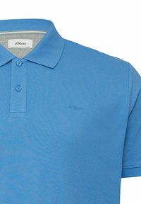 Blaues Poloshirt aus strukturiertem Stoff, mit Knopfleiste, kurzen Ärmeln und dezentem s.Oliver-Logo auf der Brust.