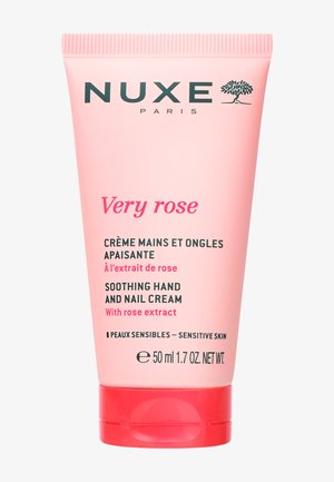 Tube rose de la crème apaisante pour les mains et les ongles NUXE Very Rose, avec un texte vert, une base ronde, indiquant l'extrait de rose pour les peaux sensibles.