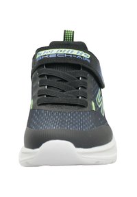 Scarpa sportiva nera con tomaia in rete, caratterizzata da accenti blu, dettagli verdi, design con lacci e suola in gomma bianca. Include una fascia in velcro.