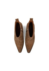 Botas de tobillo de ante marrón con punta afilada, cremalleras laterales y tiradores; textura suave con costuras mínimas y un diseño elegante.