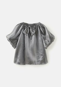 Stříbrná saténová blůza s detailem mašle na výstřihu, nabíranými rukávy a splývavým střihem. Hladká textura s jemným leskem.