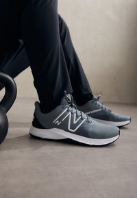 DYNASOFT TRNR V2 - Zapatillas de entrenamiento - titanium