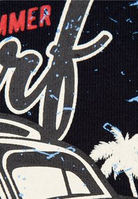 Námořnická látka s bílým a světle modrým grafickým textem a vzory palmových stromů. Měkká textura s čistým estetickým dojmem a neformálním letním tématem.