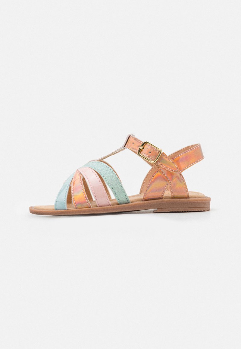 Sandalias con tiras en colores pastel: verde menta, rosa y acentos iridiscente. Cuentan con una correa de tobillo con hebilla y una suela plana.