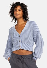Lichtblauwe cropped cardigan met een gestructureerde brei, diepe V-hals en houten knopen. Bevat brede mouwen en een geribbelde zoom.