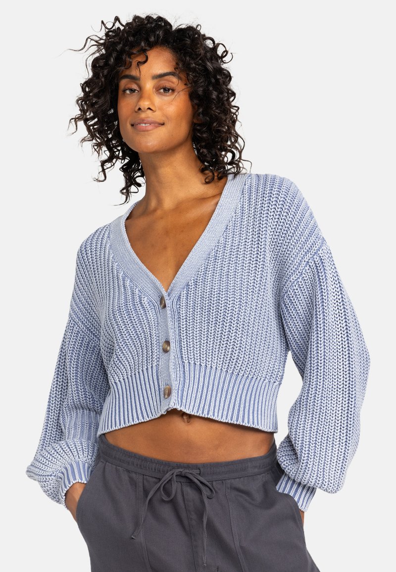 Lichtblauwe cropped cardigan met een gestructureerde brei, diepe V-hals en houten knopen. Bevat brede mouwen en een geribbelde zoom.