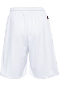 Hvite treningsshorts laget av pustende mesh-materiale, med elastisk midje og løs passform, egnet for sportsaktiviteter.