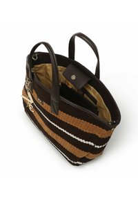 Geweven tote bag met bruine en tan horizontale strepen, leren handvatten en een lichtbeige binnenkant met een magneetsluiting en vakken.