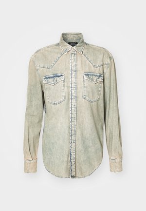 Gaišas denim krekls ar garām piedurknēm, norādīta apkakle, divas krūšu kabatas un kontrastējoša šuve gar šuvēm un maliņām.