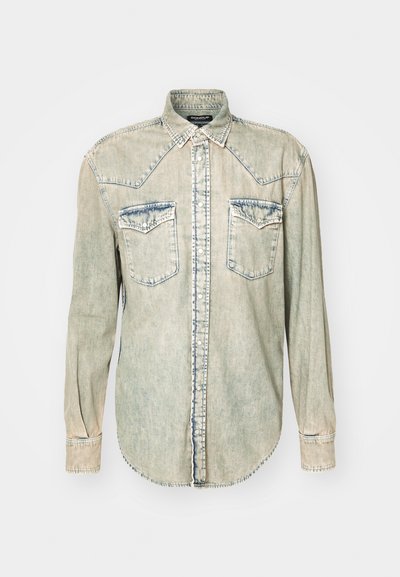 Camisa de mezclilla de color claro con mangas largas, cuello puntiagudo, dos bolsillos en el pecho y costuras de contraste a lo largo de las costuras y bordes.