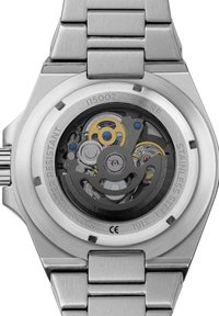 Orologio in acciaio inossidabile con finitura opaca e movimento meccanico visibile. Presenta accenti dorati e blu, dettagli incisi di resistenza all'acqua.