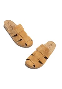 Infradito in suede marrone chiaro con punta aperta, caratterizzati da cinturini incrociati, una soletta imbottita e una suola in gomma testurizzata.