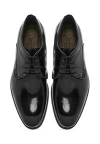 Zwarte lakleren schoenen met een ronde neus, voorzien van een vetersluiting aan de voorkant en decoratieve accenten op de tong. Glad oppervlak.