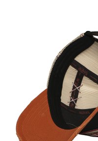 Casquette brune avec un pic courbé. Fabriquée en tissu avec une doublure en maille, dotée de coutures rouges et d'une bande intérieure noire comportant des détails de marque.