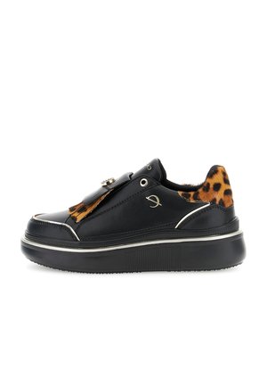 Sneaker nera con finitura lucida, accentuata da una stampa leopardata, hardware argentato e una suola nera spessa. Design senza lacci con dettagli decorativi.