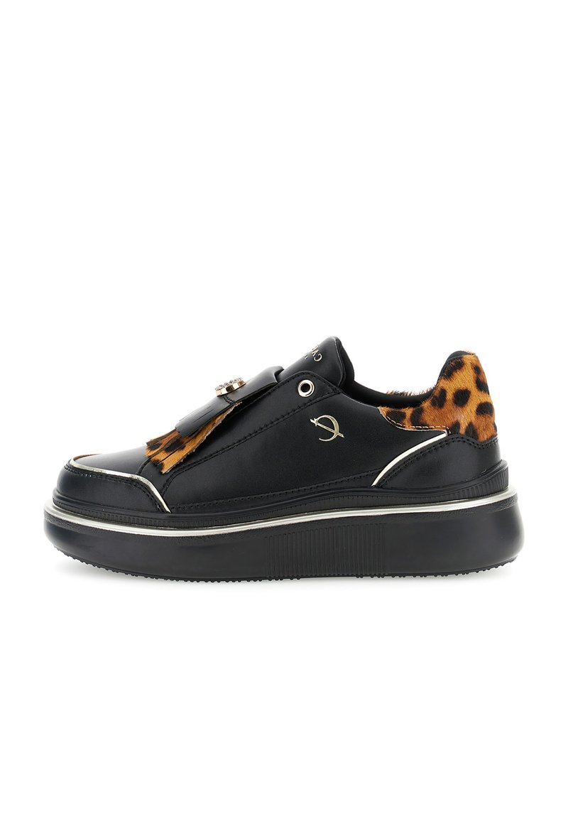 Sneaker nera con finitura lucida, accentuata da una stampa leopardata, hardware argentato e una suola nera spessa. Design senza lacci con dettagli decorativi.