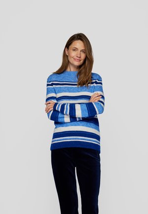 Blau gestreifter Pullover in verschiedenen Blau- und Weißtönen, mit einem runden Ausschnitt und langen Ärmeln, kombiniert mit dunkler Cordhose.