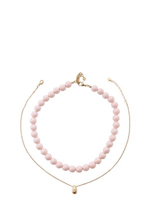 Zwei Halsketten: eine mit runden rosa Perlen und einem goldenen Verschluss, die andere eine dünne Goldkette mit einem kleinen goldenen tropfenförmigen Anhänger.