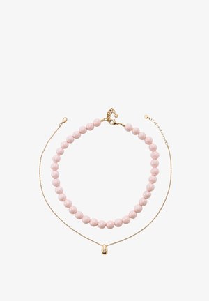Zwei Halsketten: eine mit runden rosa Perlen und einem goldenen Verschluss, die andere eine dünne Goldkette mit einem kleinen goldenen tropfenförmigen Anhänger.
