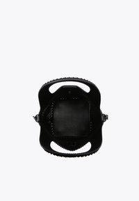 Borsa a tracolla nera con finitura texturizzata, lati perforati e un vano interno liscio con manici doppi per un facile trasporto.