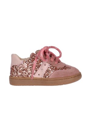 Sneakers rosa per bambino con pannelli glitterati, ritagli a forma di stella sulla striscia laterale, dettagli in camoscio e suola in gomma, stringate e legate a fiocco.