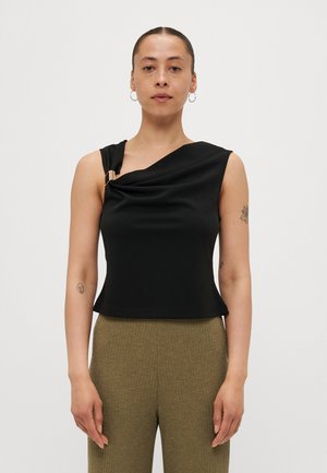 Top senza maniche nero con un design drappeggiato e dettaglio in metallo su una spalla; tessuto morbido e silhouette aderente.