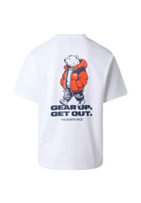 Hvid t-shirt med en gående bjørn iført en orange pufferjakke og jeans, med teksten "Gør dig klar. Kom ud. The North Face."