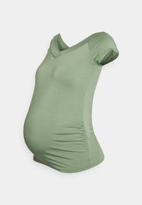 Camisola de maternidade em verde azeitona, mangas curtas, design em V, tecido elástico, lados franzidos para conforto e ajuste na barriga.