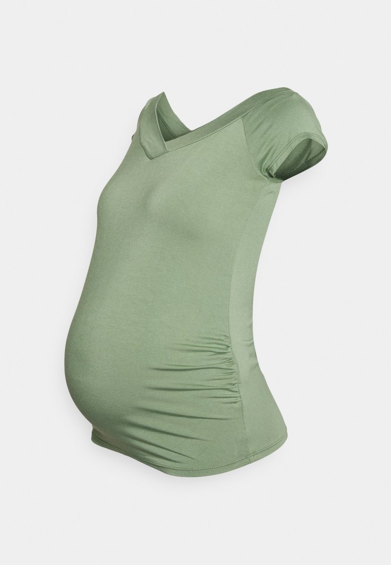 Camisola de maternidade em verde azeitona, mangas curtas, design em V, tecido elástico, lados franzidos para conforto e ajuste na barriga.