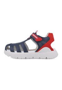 Sandalias azul marino y rojas con diseño de malla abierta, correa de velcro y suela de goma blanca. Cuenta con ranuras de ventilación para mayor transpirabilidad.