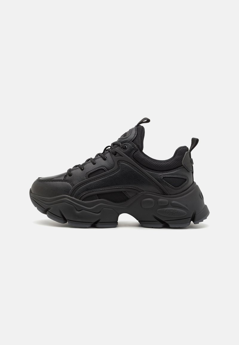 Zwarte sneakers met een combinatie van glad leer en mesh bovenkant, dikke zwarte zool en een opvallend vetersysteem met trekkoord.