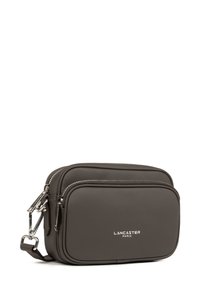 Borsa a tracolla in pelle grigia scura con due scompartimenti con cerniera, hardware in argento e logo "LANCASTER PARIS" impresso sul davanti.