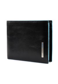 Portafoglio in pelle nera con una texture liscia, dettagli interni blu. Presenta una piastra per logo metallica e un design a due pieghe.