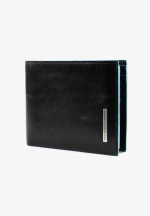 Portafoglio in pelle nera con una texture liscia, dettagli interni blu. Presenta una piastra per logo metallica e un design a due pieghe.