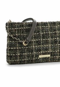 Borsa a mano in tweed verde con tracolla a catena e dettaglio in pelle. Presenta un motivo testurizzato e una targhetta con logo dorata. Forma rettangolare.