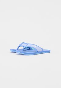 Blå flip-flops med texturerad sula, dubbelremdesign och logotyp på sidan. Tillverkade av ett lätt material för komfort.