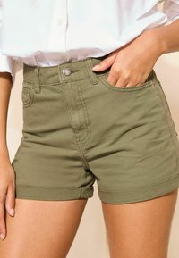 Friends Like These BOYFRIEND - REGULAR FIT - Džinsa auduma šorti - khaki green