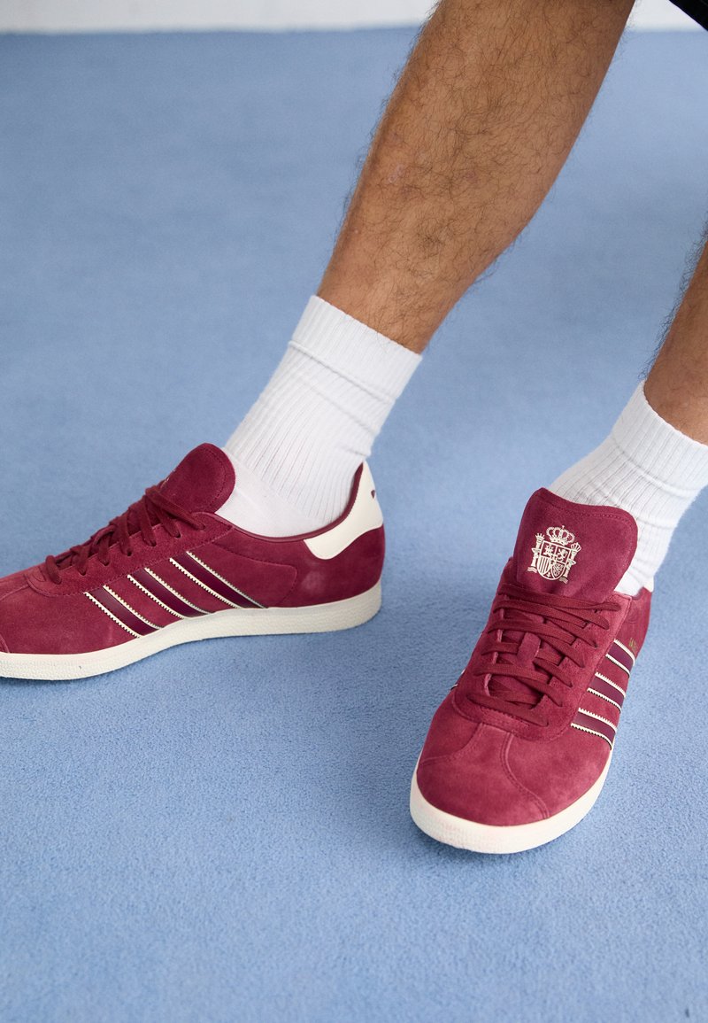 adidas Originals GAZELLE UNISEX - Trainers - shadow red/cream white/gold metallic/dark red - Zalando.co.uk adidas Originals GAZELLE UNISEX - Trainers - shadow red/cream white/gold metallic/dark red - Zalando.co.uk