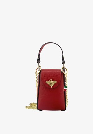 Kleine rode leren handtas met gouden bij-embleem, korte handgreep en gouden kettingriem met een charm van de Italiaanse vlag.
