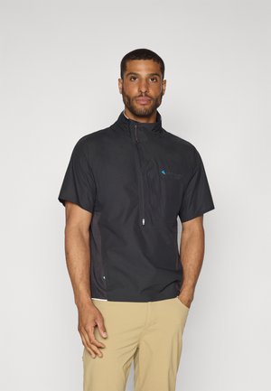 Giacca leggera nera a maniche corte con colletto alto, chiusura con zip e dettagli in rete. Presenta accenti del logo in blu.